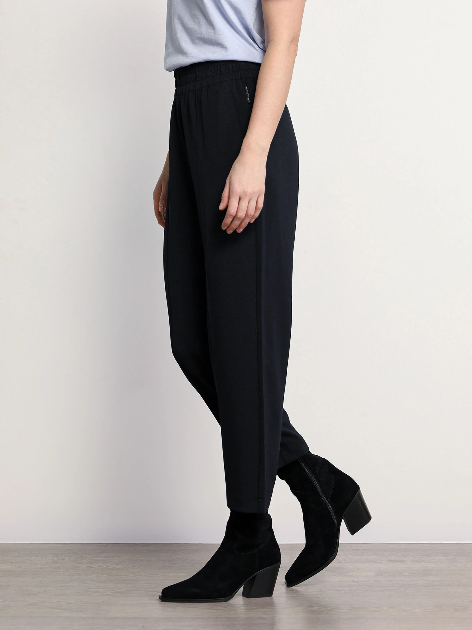 Брюки трикотажные черного цвета прямого кроя